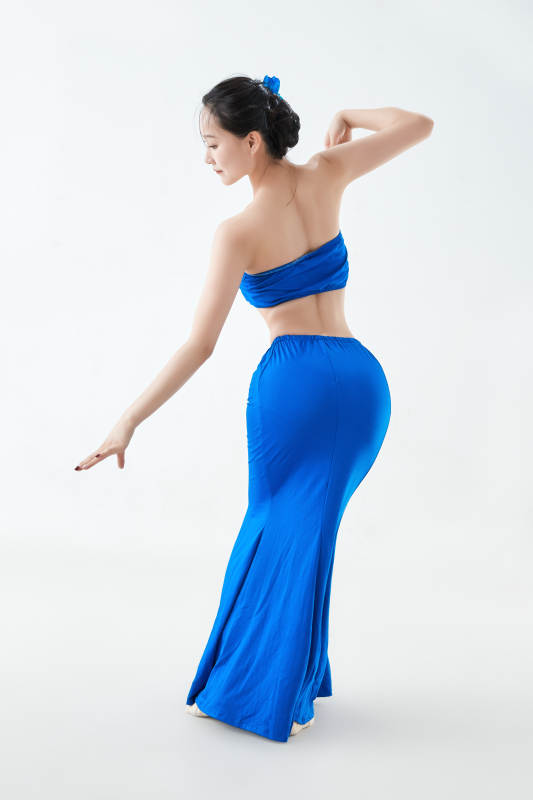 穿着傣族服饰跳孔雀舞的少女图片