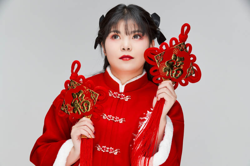 手拿福字身穿喜庆汉服的可爱少女图片
