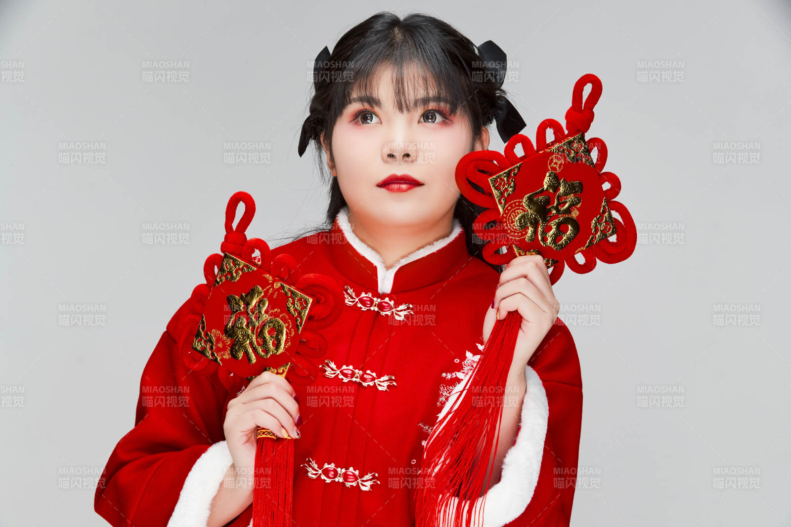 手拿福字身穿喜庆汉服的可爱少女图片