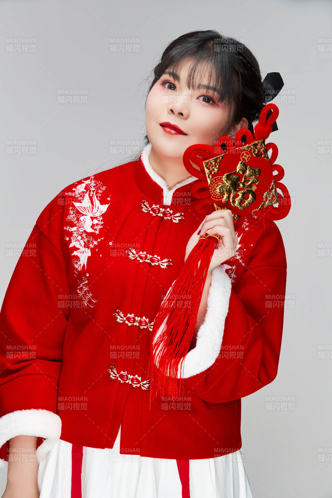 手拿福字身穿喜庆汉服的可爱少女图片