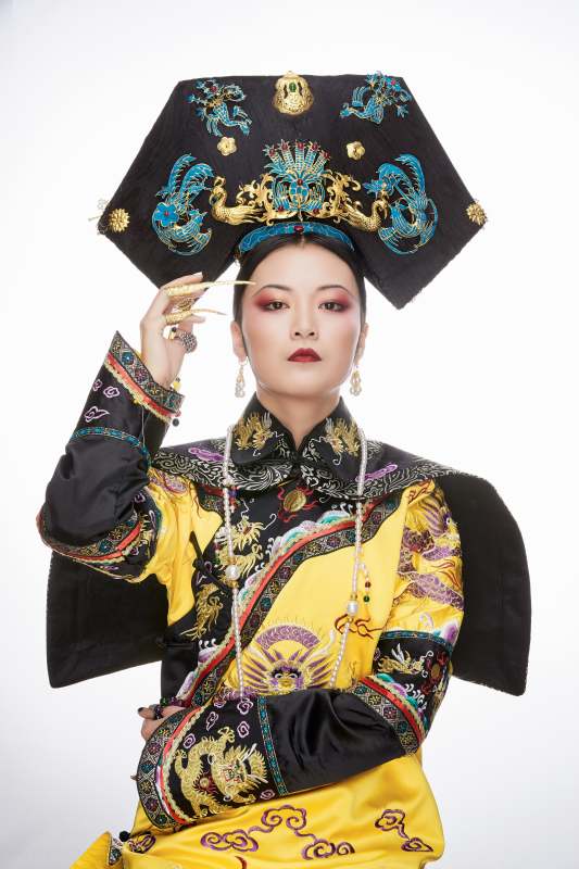 白色背景下的清代皇后古装造型清朝古装图片