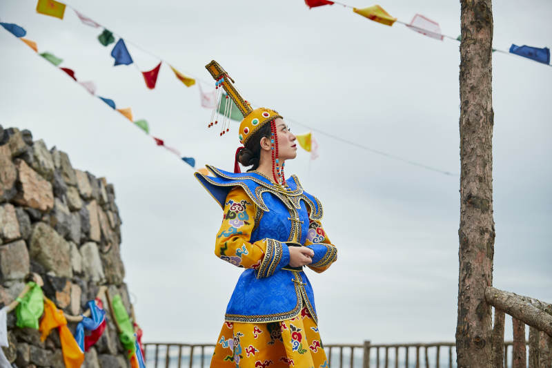 草原上金源大帐蒙古战车上身穿豪华蒙古族服饰的蒙族少女图片