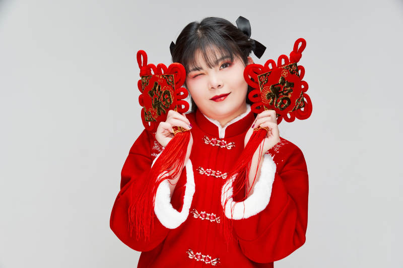 手拿福字身穿喜庆汉服的可爱少女图片