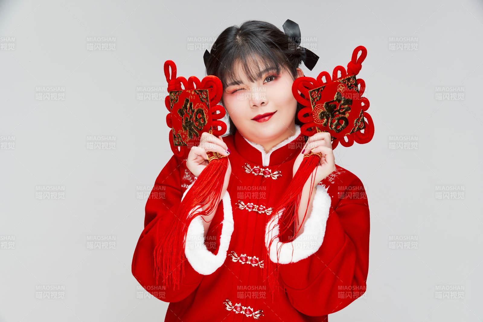 手拿福字身穿喜庆汉服的可爱少女图片