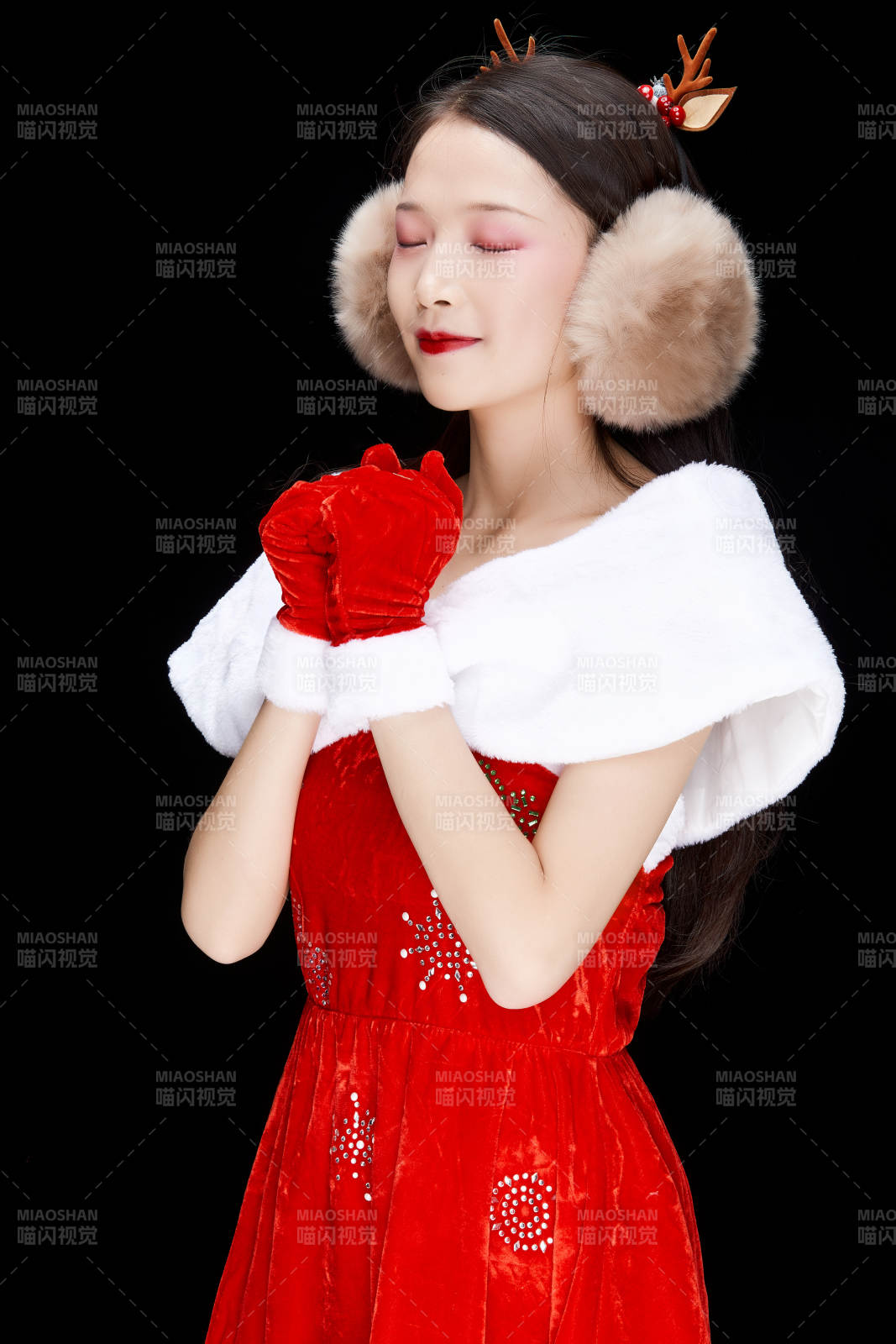 身穿圣诞服饰手提购物袋性感可爱的圣诞女郎图片