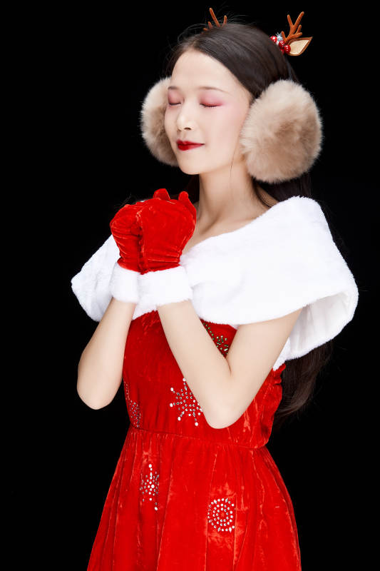 身穿圣诞服饰手提购物袋性感可爱的圣诞女郎图片