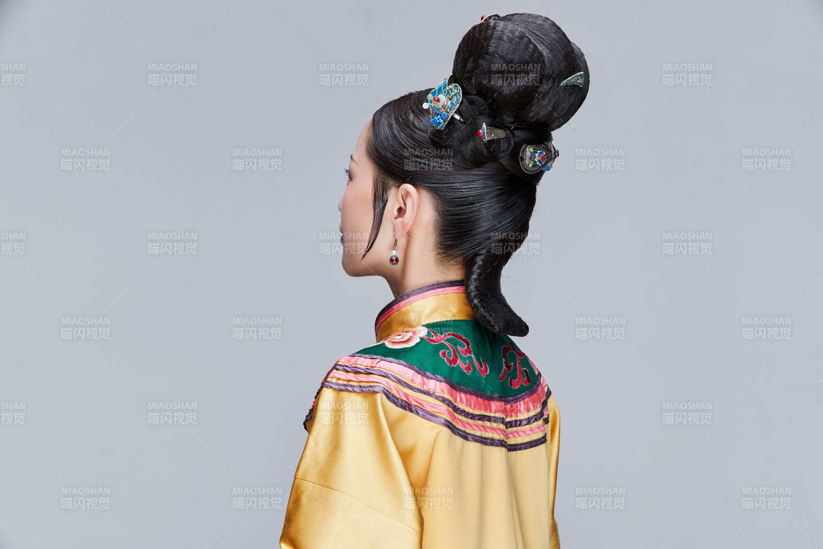 白色背景下的清代女性古装造型清朝古装图片