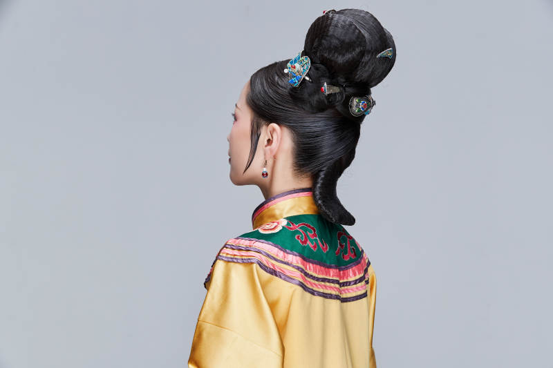 白色背景下的清代女性古装造型清朝古装图片