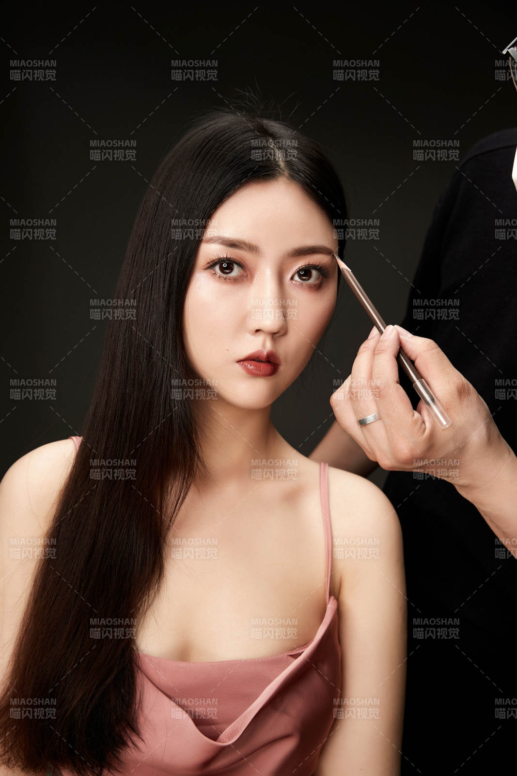 进行美妆化妆的化妆师与模特图片