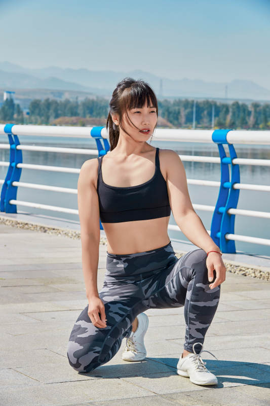 户外河畔公园做拉伸有氧运动的亚洲女性图片