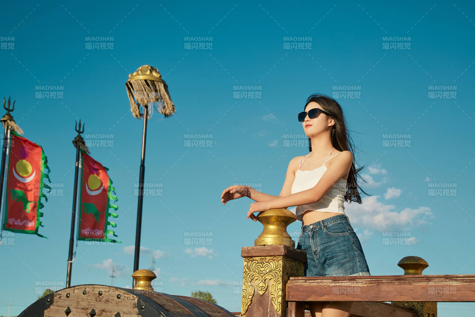 草原湿地公园游玩拍照的亚洲少女图片