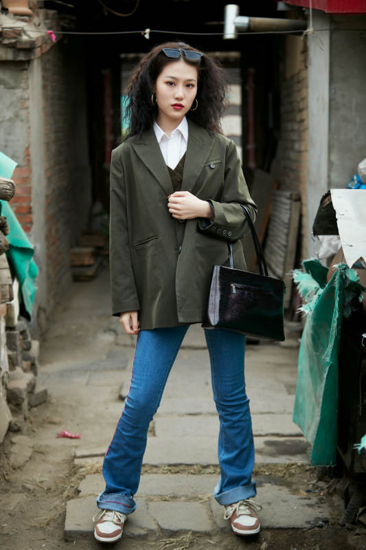 老旧城区里穿着复古港风的美丽清纯少女图片