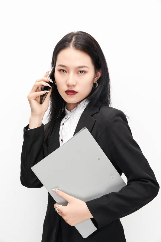 身穿西服拿着文件夹的美丽商务女士图片