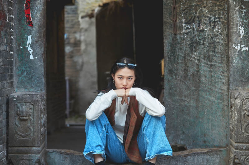 老旧城区里穿着复古港风的美丽清纯少女图片