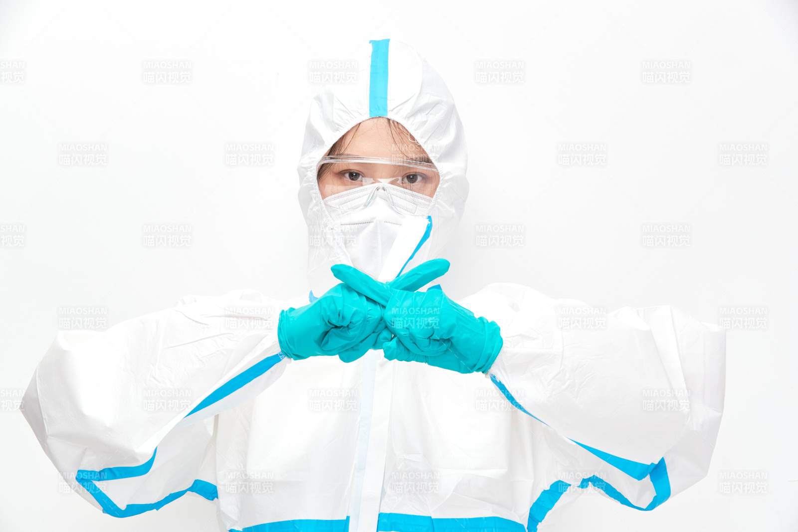 穿白色防护服佩戴护目镜口罩的女性医疗人员图片