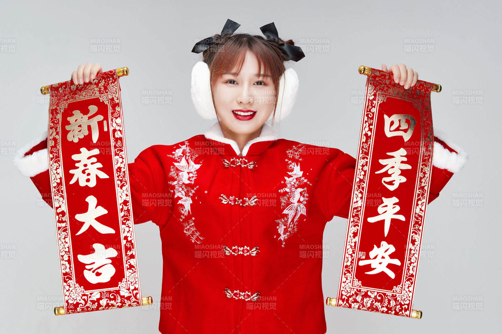 手持春联身穿喜庆汉服的可爱少女图片