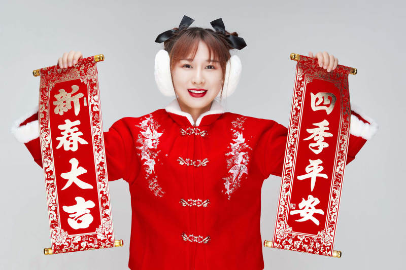 手持春联身穿喜庆汉服的可爱少女图片