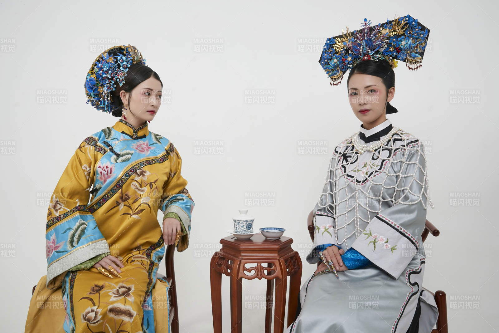 白色背景下的清代女性古装造型清朝古装图片