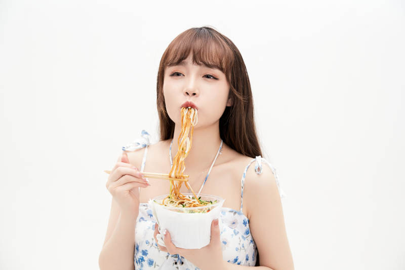 大吃特吃的亚洲可爱少女人像图片