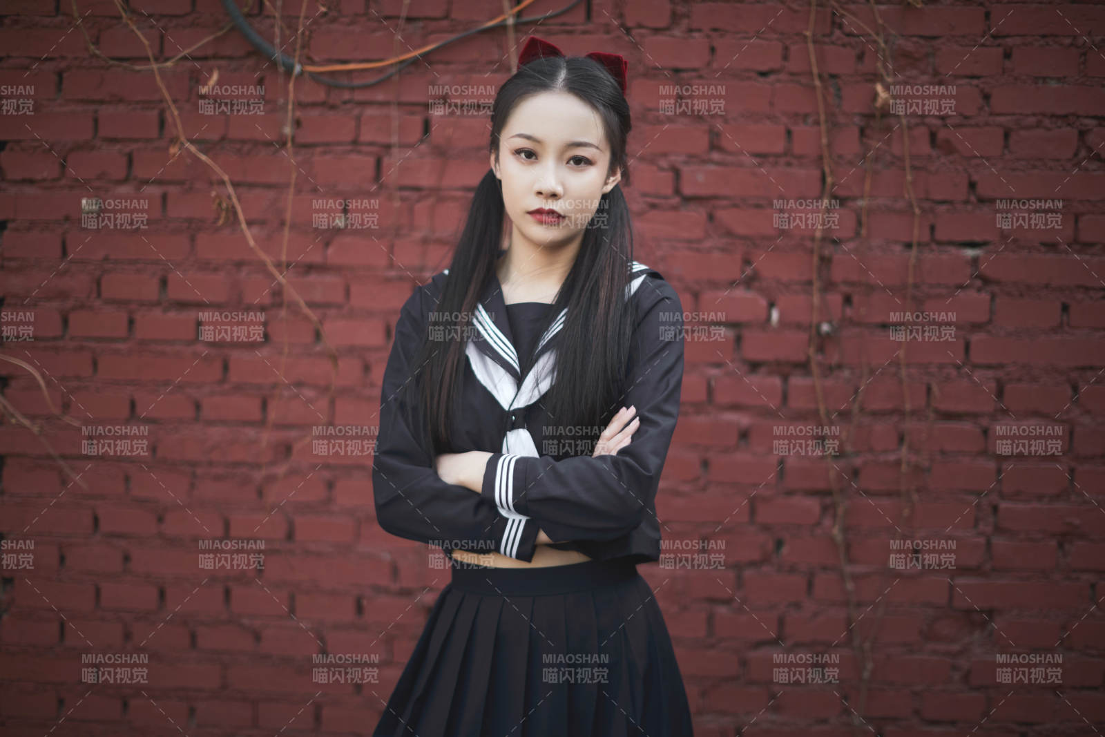 日系户外公园穿jk校服的少女图片