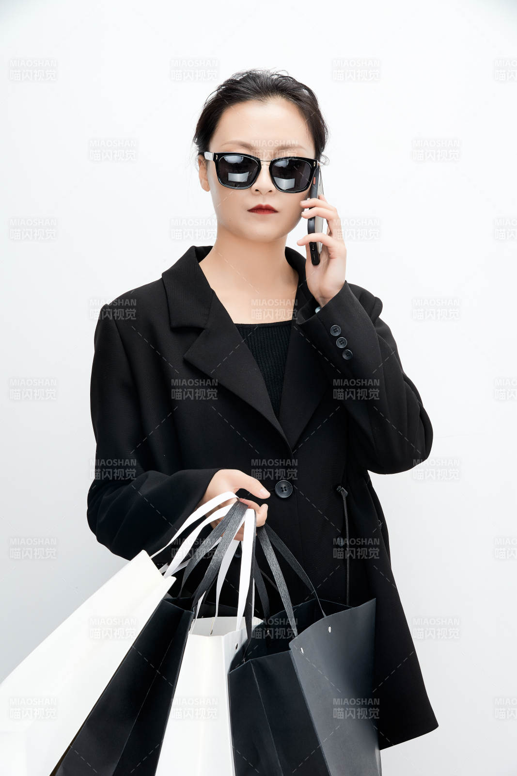 白色背景下手提购物袋时尚美丽的亚洲少女图片