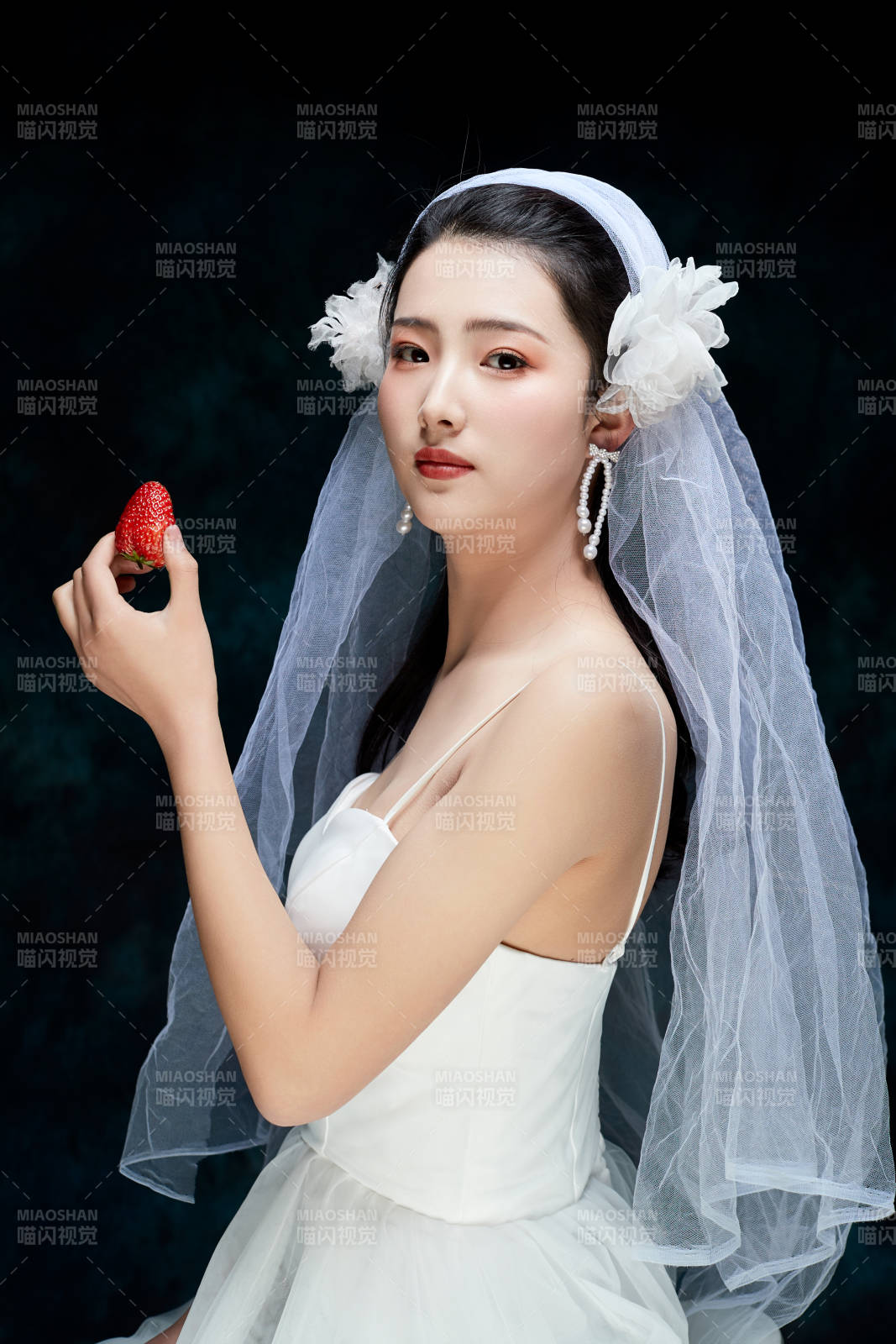 黑色背景下的女性复古婚纱妆面图片