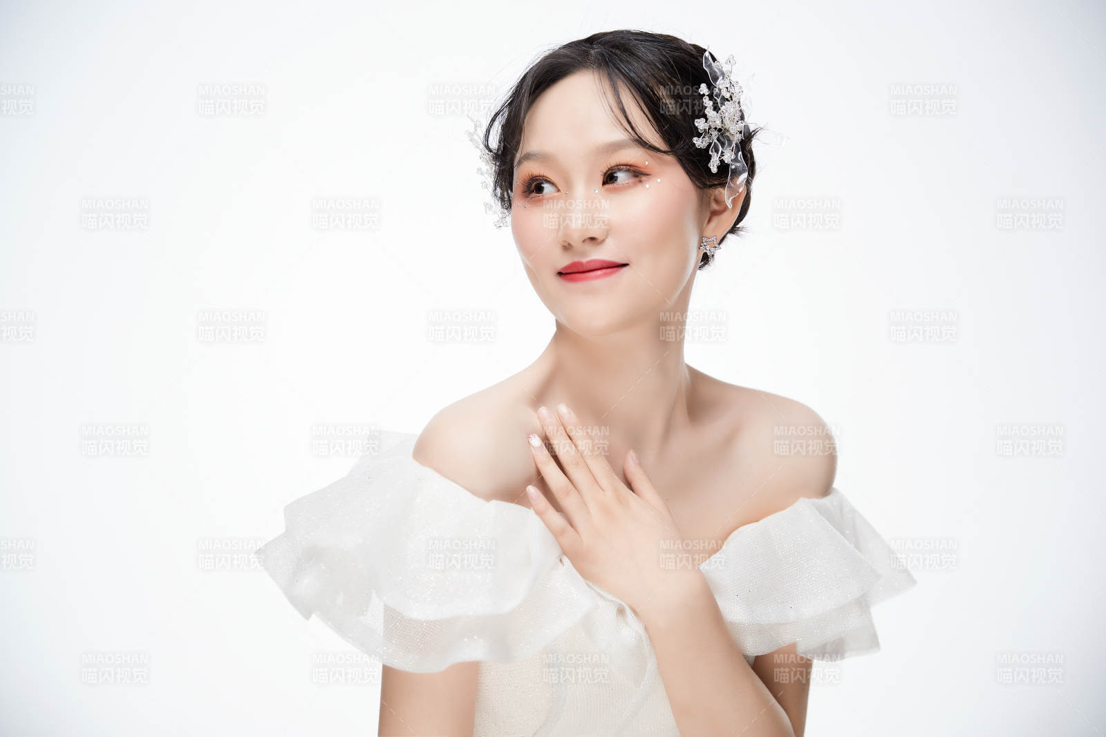 女性婚纱妆面图片