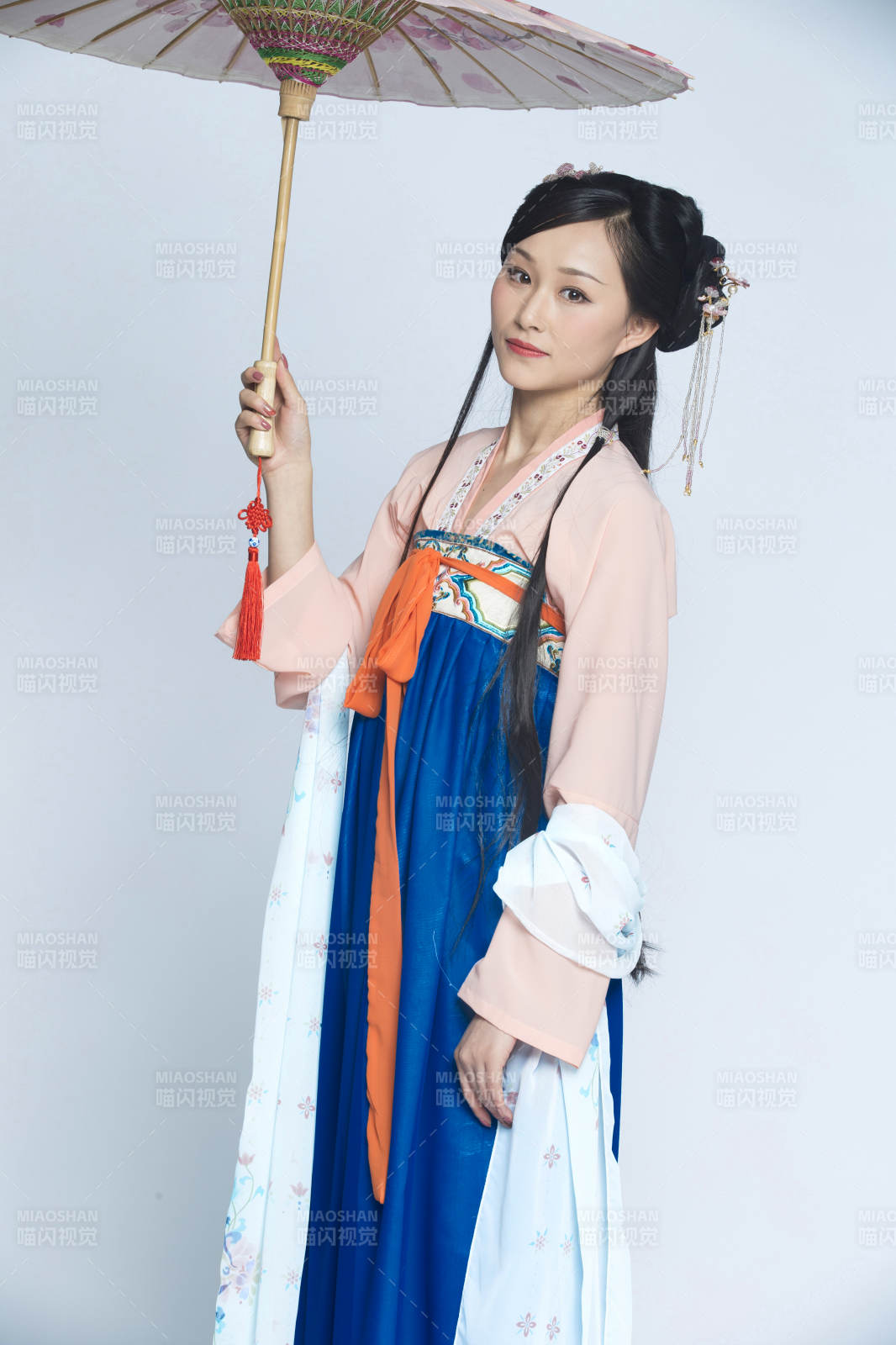 身穿古装的汉服女性人像汉服影棚拍摄图片