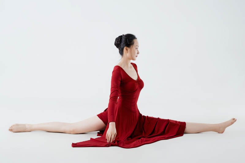 穿着红色长裙翩翩起舞的少女图片