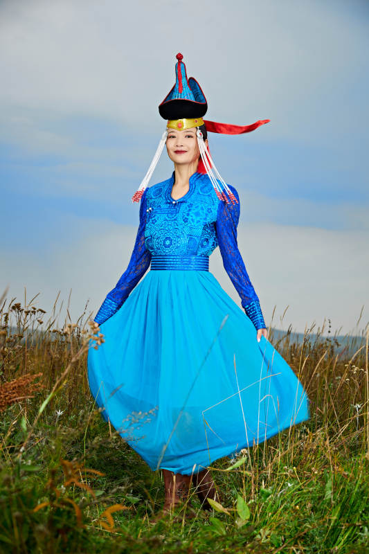 草原上身穿豪华蒙古族服饰的蒙族少女图片