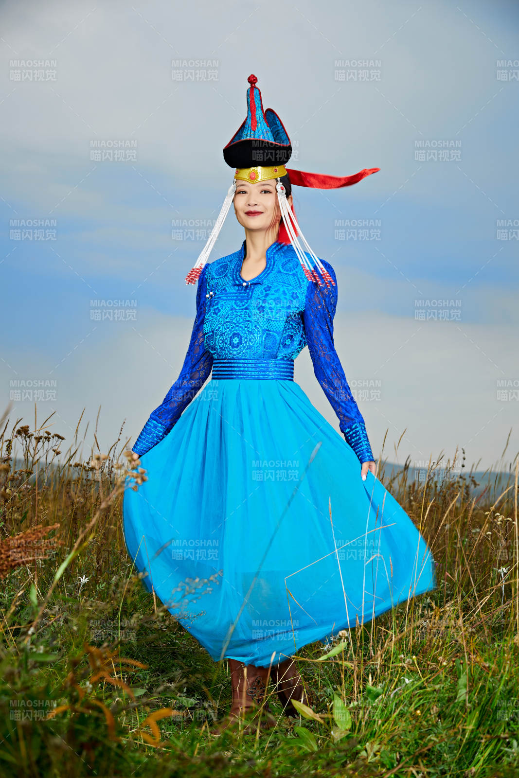 草原上身穿豪华蒙古族服饰的蒙族少女图片