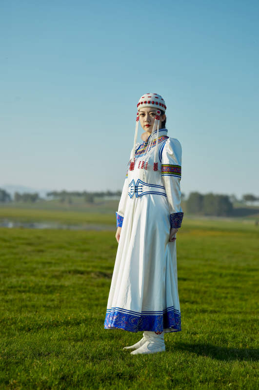 草原上穿着蒙古族传统服饰的亚洲年轻美少女图片