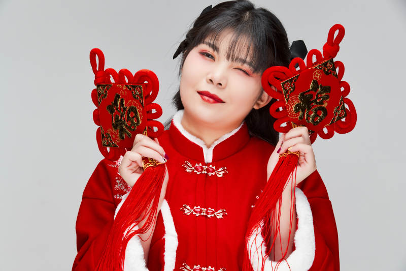 手拿福字身穿喜庆汉服的可爱少女图片