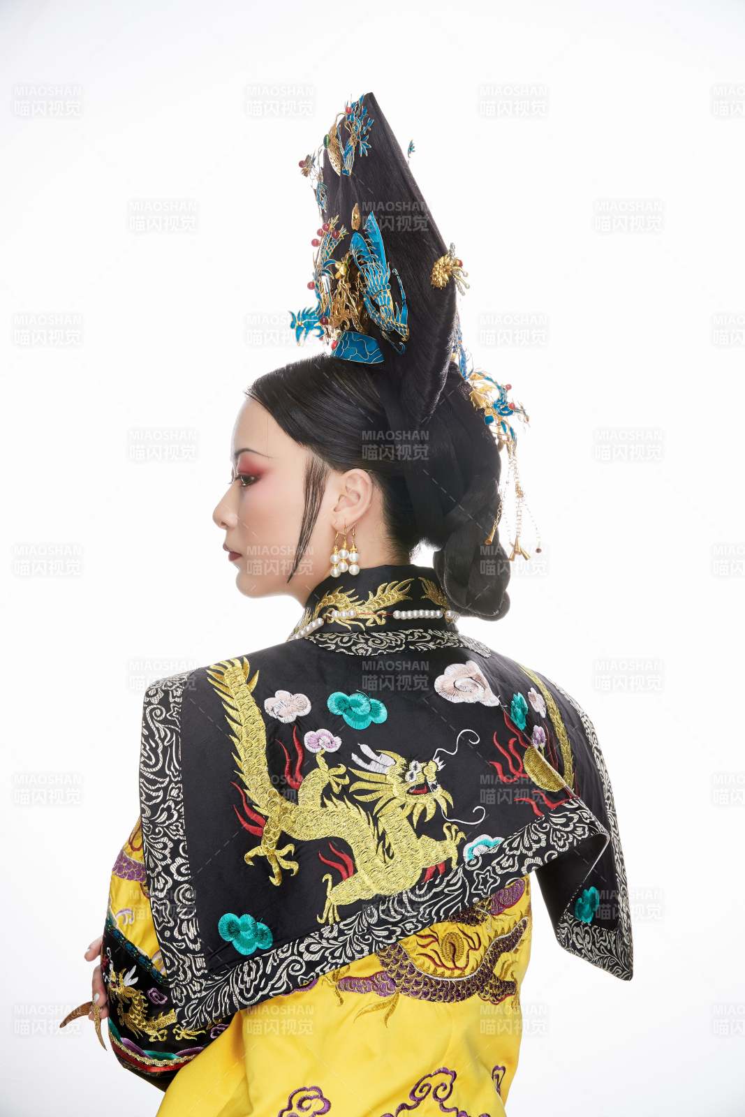 白色背景下的清代皇后古装造型清朝古装图片