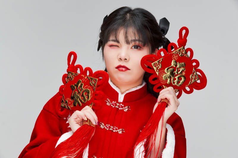 手拿福字身穿喜庆汉服的可爱少女图片