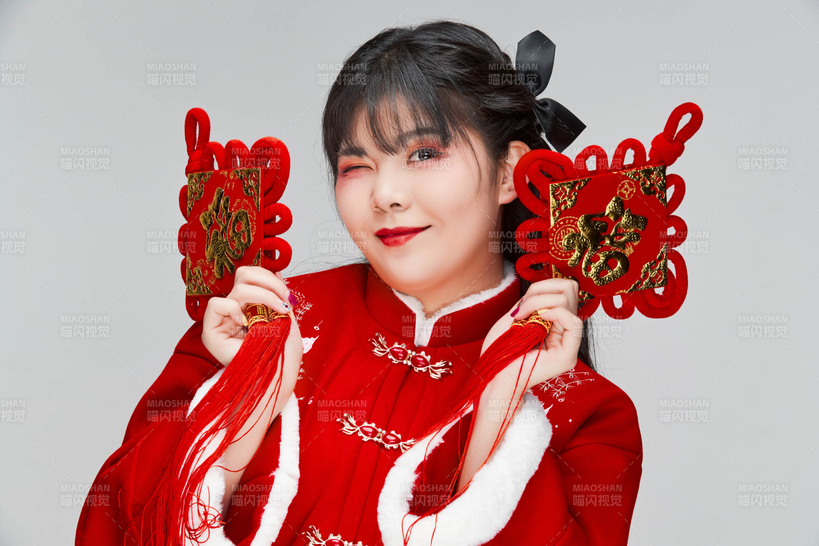 手拿福字身穿喜庆汉服的可爱少女图片