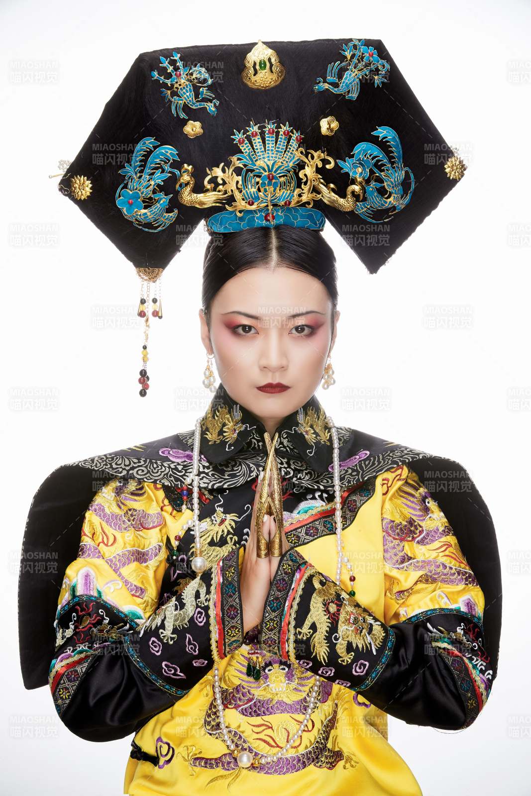 白色背景下的清代皇后古装造型清朝古装图片