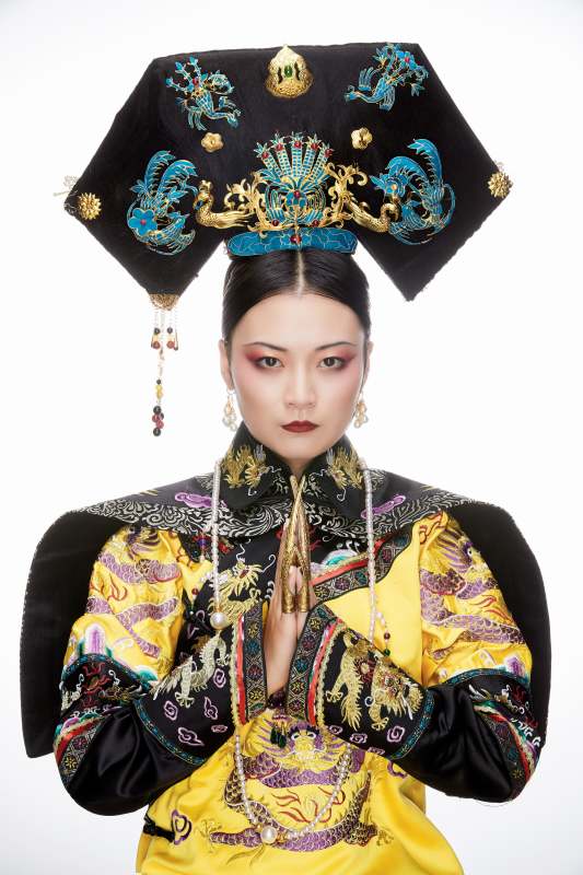 白色背景下的清代皇后古装造型清朝古装图片