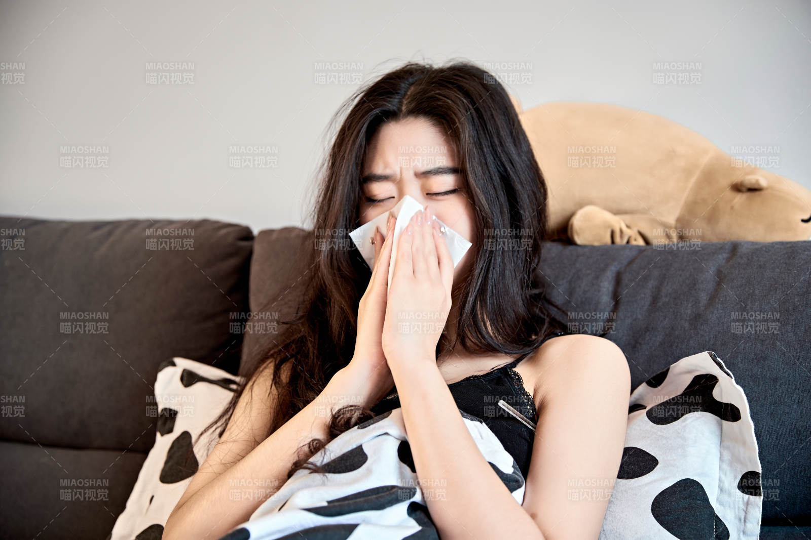 因为生病躺在床上的亚洲年轻少女图片