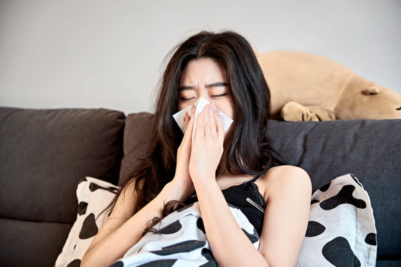 因为生病躺在床上的亚洲年轻少女图片