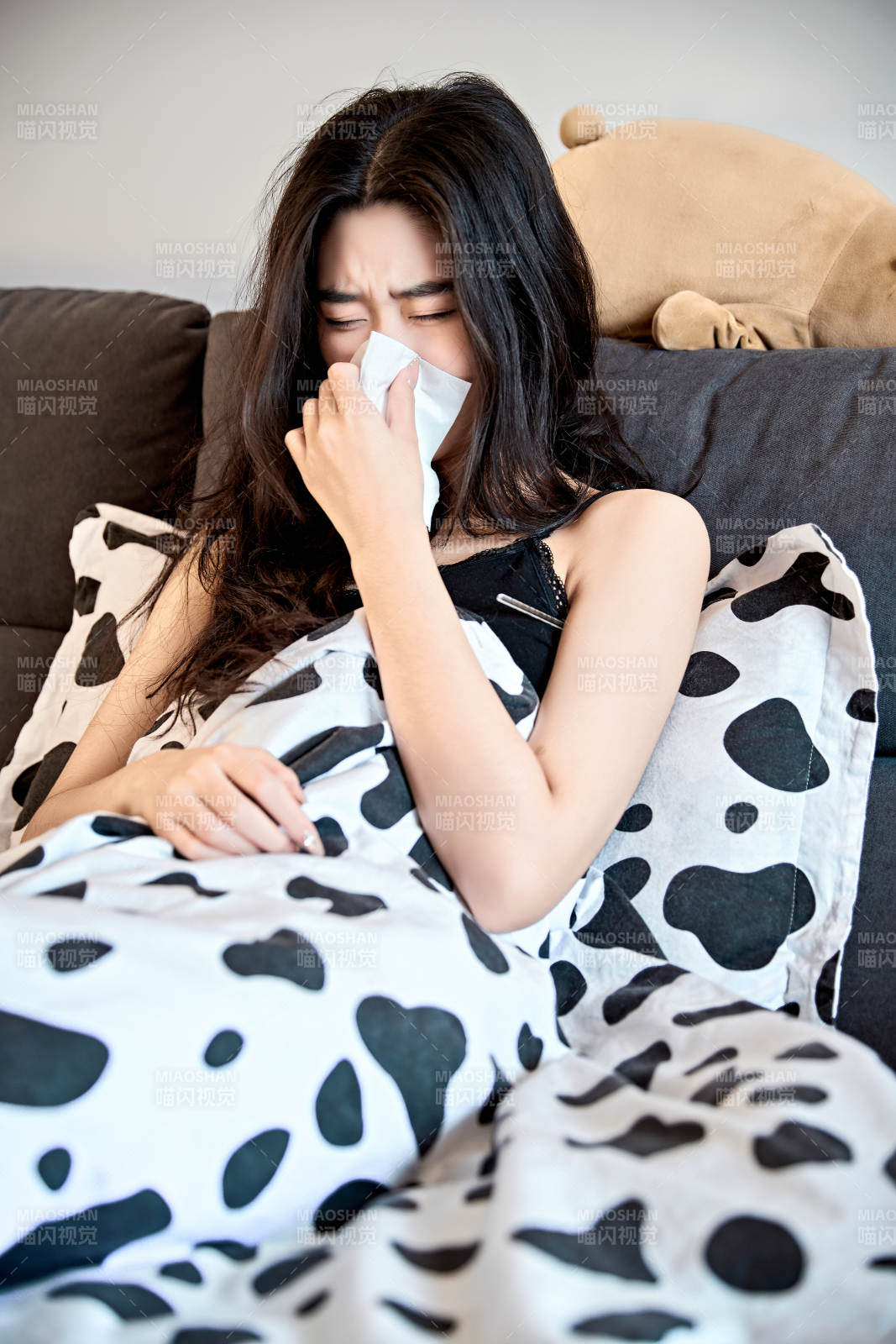 因为生病躺在床上的亚洲年轻少女图片