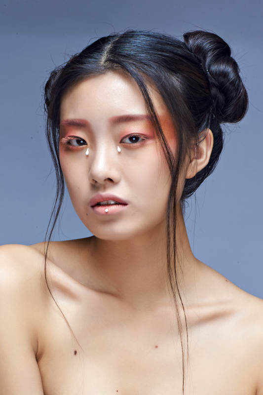 时尚彩妆女性妆面半身像图片