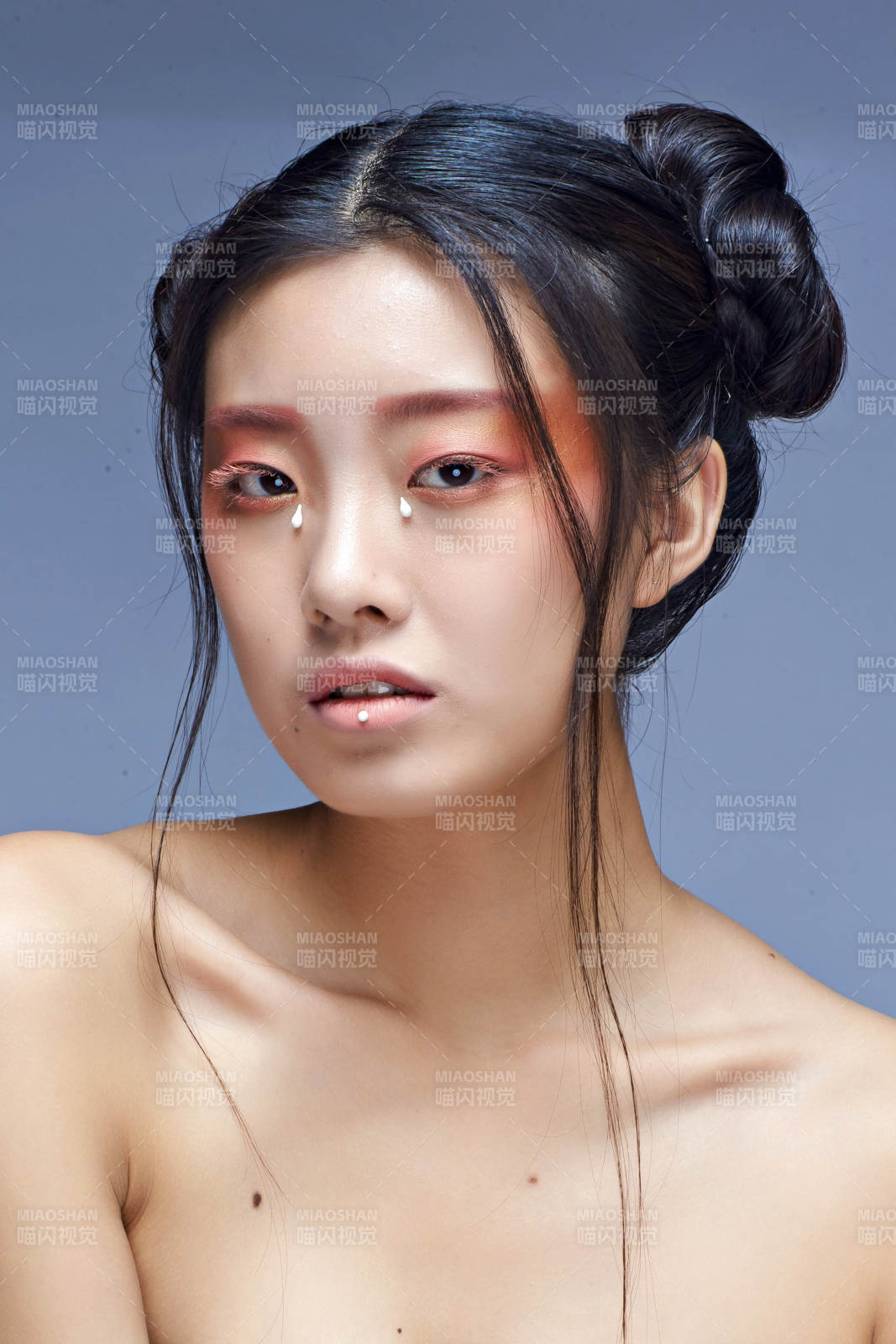 时尚彩妆女性妆面半身像图片