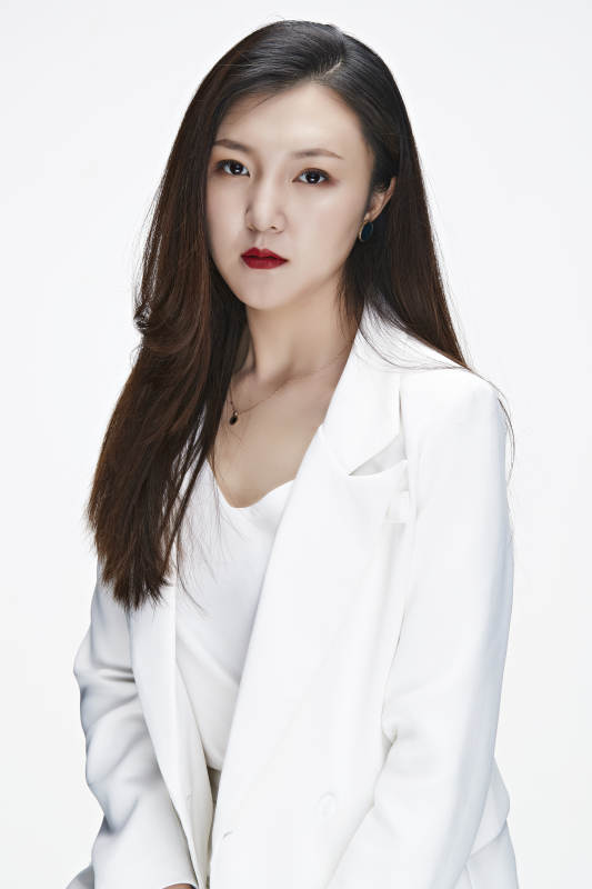 影棚拍摄白色背景亚洲年轻女性商务人像图片