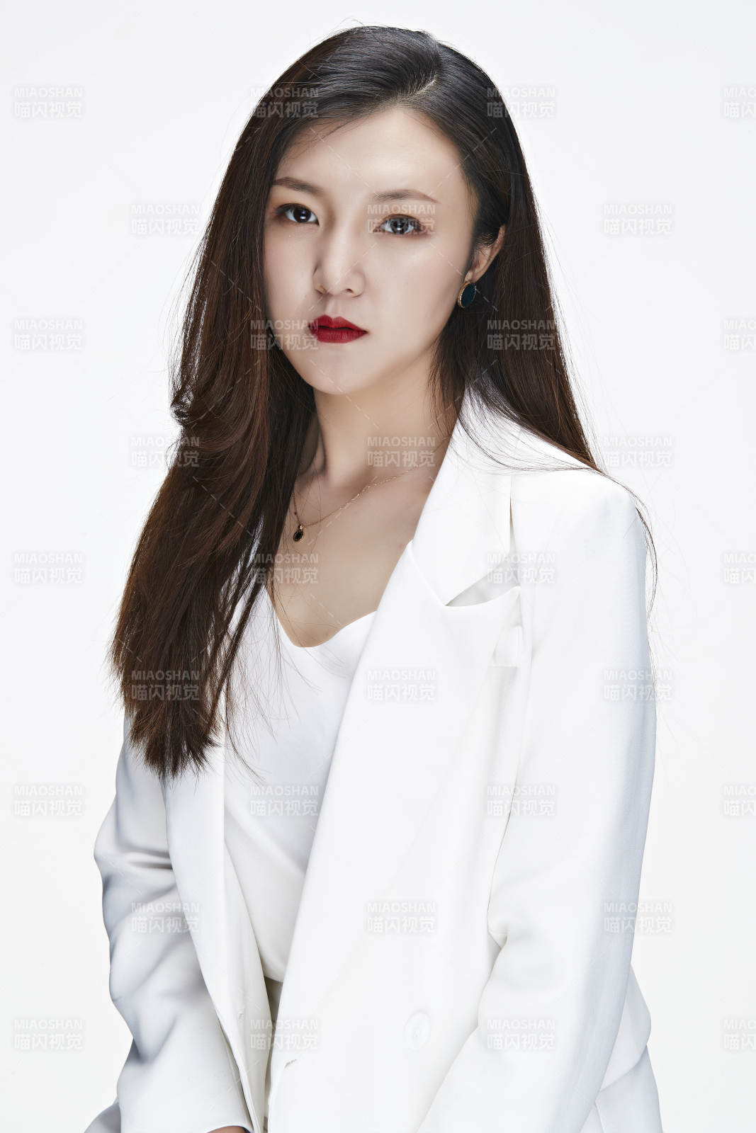 影棚拍摄白色背景亚洲年轻女性商务人像图片