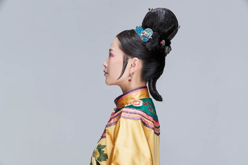 白色背景下的清代女性古装造型清朝古装图片