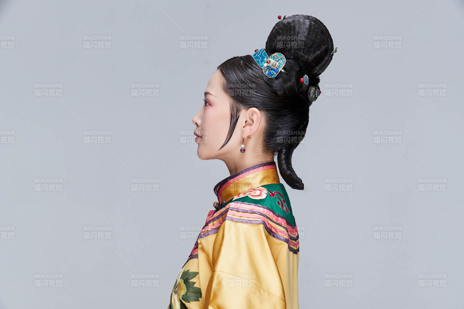 白色背景下的清代女性古装造型清朝古装图片