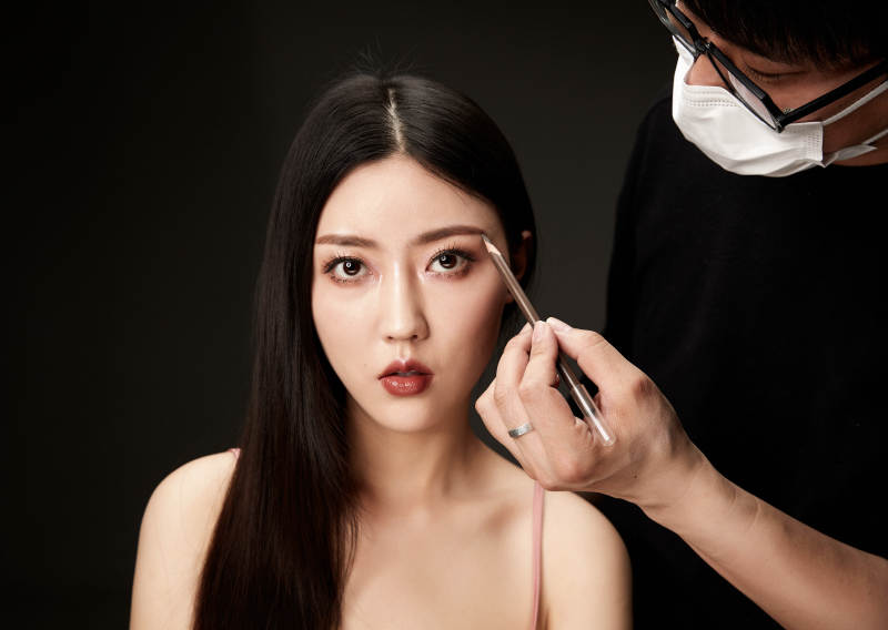进行美妆化妆的化妆师与模特图片