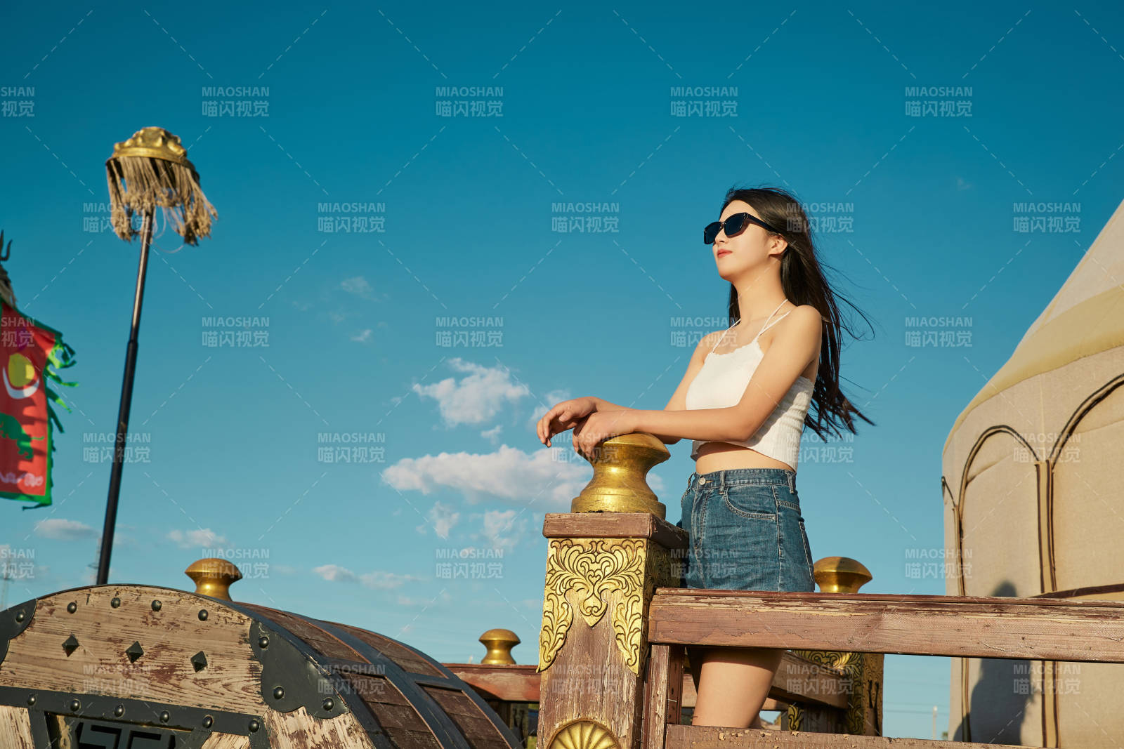 草原湿地公园游玩拍照的亚洲少女图片