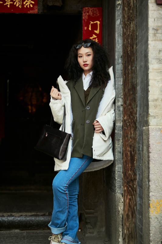 老旧城区里穿着复古港风的美丽清纯少女图片